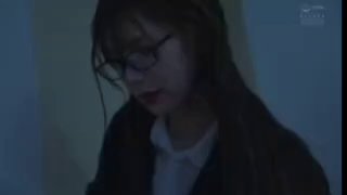 剛成年18極品小蘿莉，被兩大漢各種操，嬌小身材抱起來爆操，騎乘深插白皙美臀，這邊插嘴雙洞其插，小嫩穴搞得濕濕